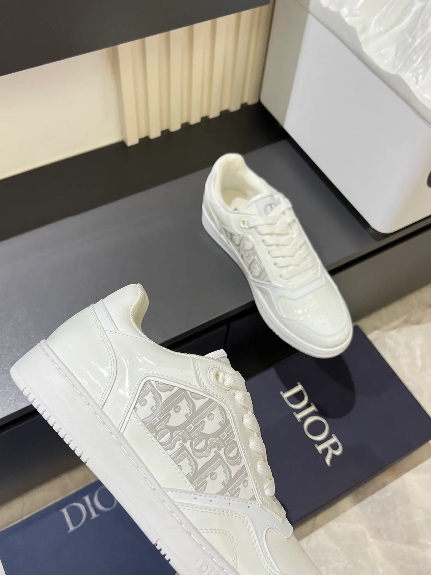 Men's shoes 💰p400 "Dio*" mid-top B27 casual sneakers. This B27 high-top sneaker is a new product in the series and continues Di*r's classic style. Crafted from gray and white smooth calf leather with beige and black Oblique print panels on the sides. The "CD Icon" shaped shoelace eyelets are clever and delicate, and the two-color rubber sole, rear collar and heel are all equipped with the brand's iconic details to enhance the style. Oblique printed straps at the ankle allow for an adjustable fit to complement the overall design. Fashionable and versatile, it can complement any look. Create an exquisite design with unique dynamic vitality and modern atmosphere, presented in low-top and high-top styles. This new must-have shoe adds a new dimension to Dior's archive heritage, embodying modern elegance. Purchase the original version and make it 1:1. If you need top quality, please come to me! Male 38-44!